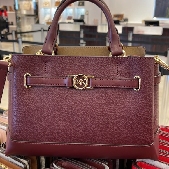 Michael Kors Reed Small Satchel Crossbody Center Zip Bag
Color: OXBLOOD
NWT - Picture 2 of 16